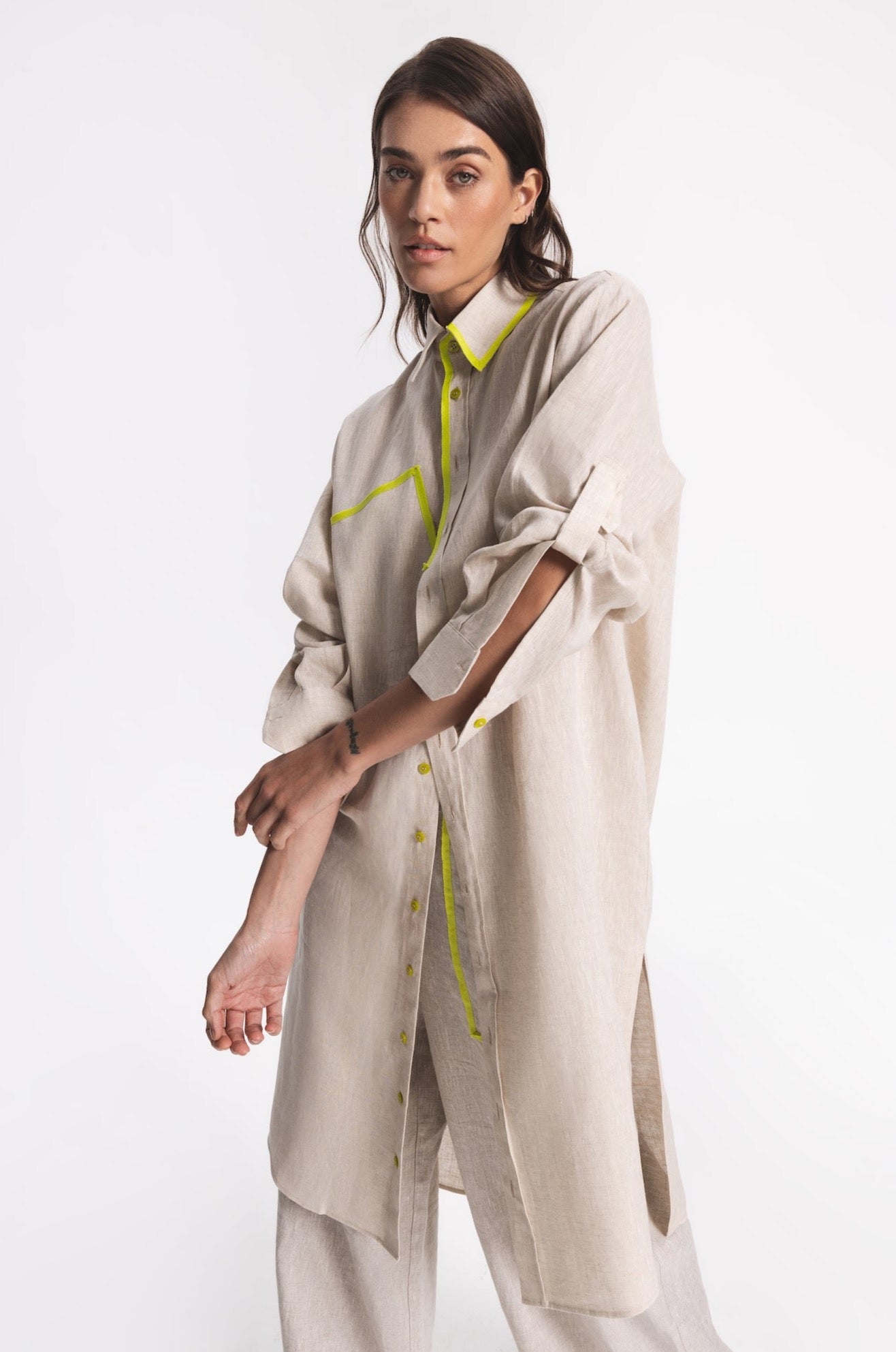 Balossa_639_akemi_longshirt_beige_linen_styling