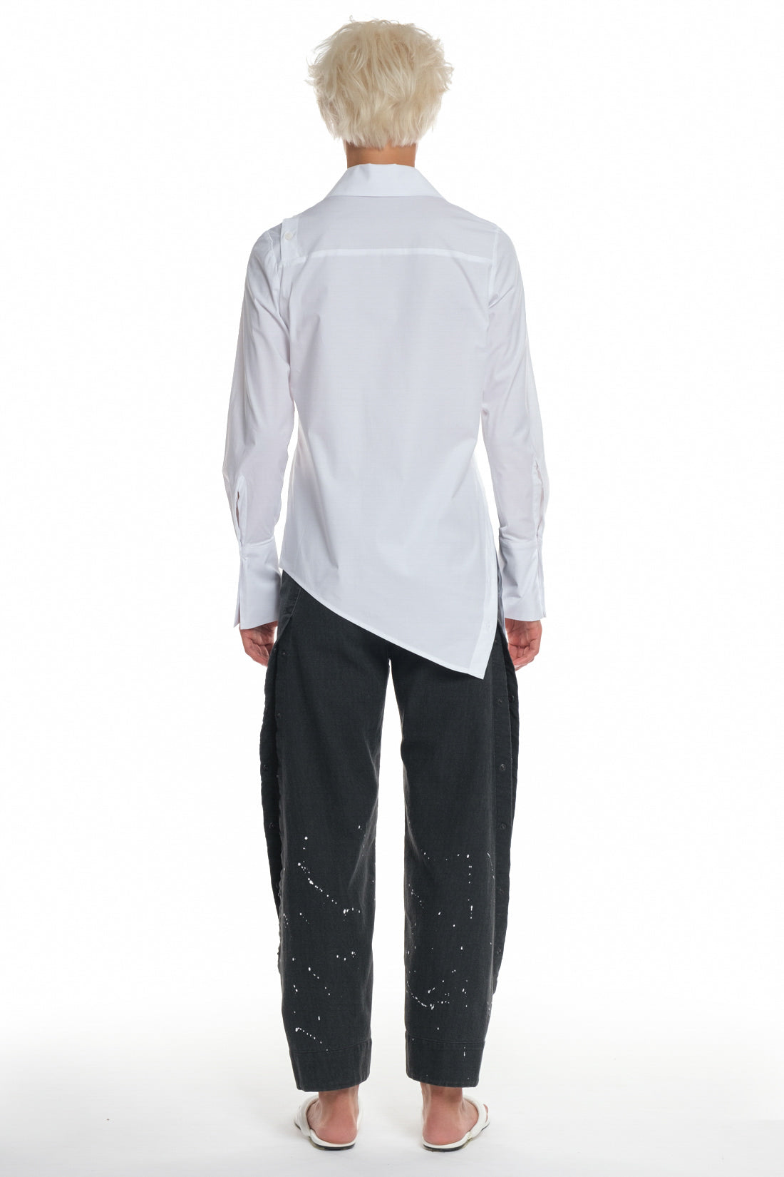 POPLIN COTTON SHIRT WITH DIAGONAL CUTTING AND BUTTONING, OPEN SHOULDER, LONG SLEEVES, ASYMMETRICAL ON THE SIDE OF THE BUTTONING.