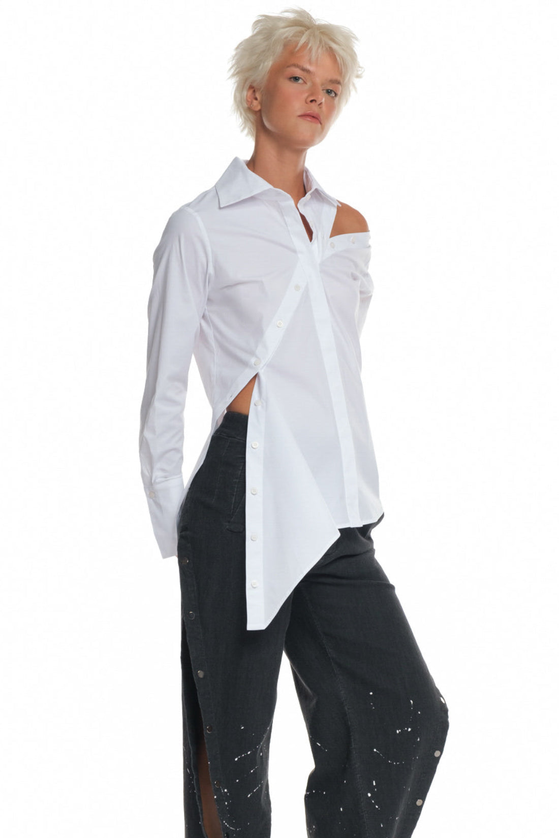 POPLIN COTTON SHIRT WITH DIAGONAL CUTTING AND BUTTONING, OPEN SHOULDER, LONG SLEEVES, ASYMMETRICAL ON THE SIDE OF THE BUTTONING.