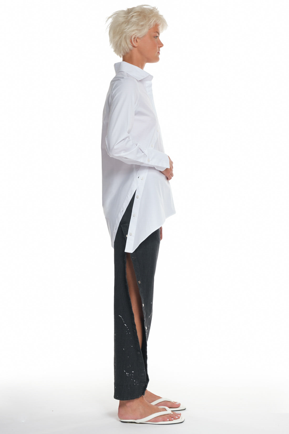 POPLIN COTTON SHIRT WITH DIAGONAL CUTTING AND BUTTONING, OPEN SHOULDER, LONG SLEEVES, ASYMMETRICAL ON THE SIDE OF THE BUTTONING.