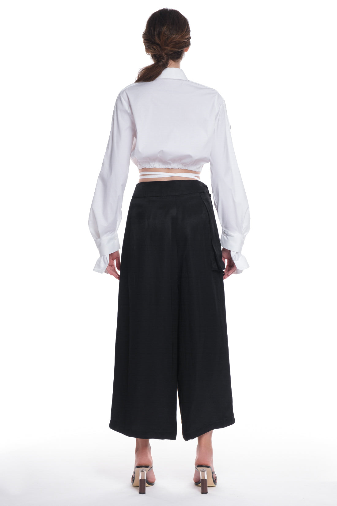 LONG SLEEVE SHIRT WITH RUFFLES ON THE SIDES OF THE SLEEVES, HIGH COLLAR. IT IS TIED AT THE WAIST.