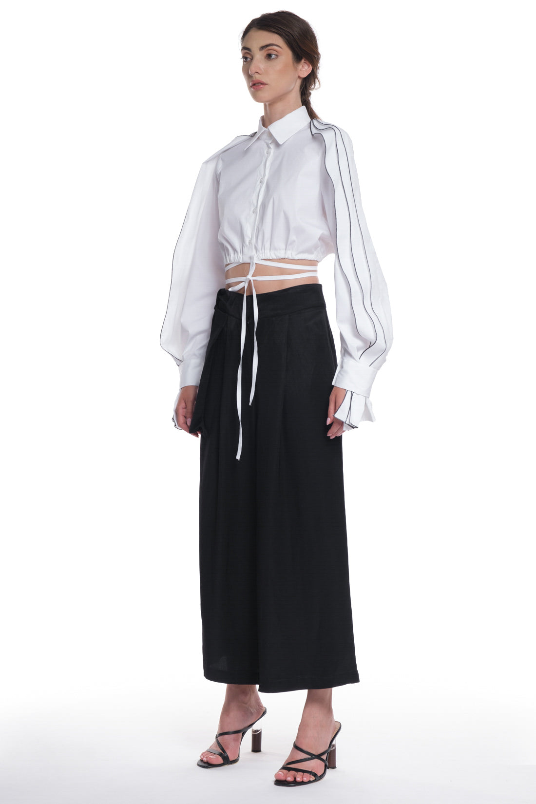 LONG SLEEVE SHIRT WITH RUFFLES ON THE SIDES OF THE SLEEVES, HIGH COLLAR. IT IS TIED AT THE WAIST.