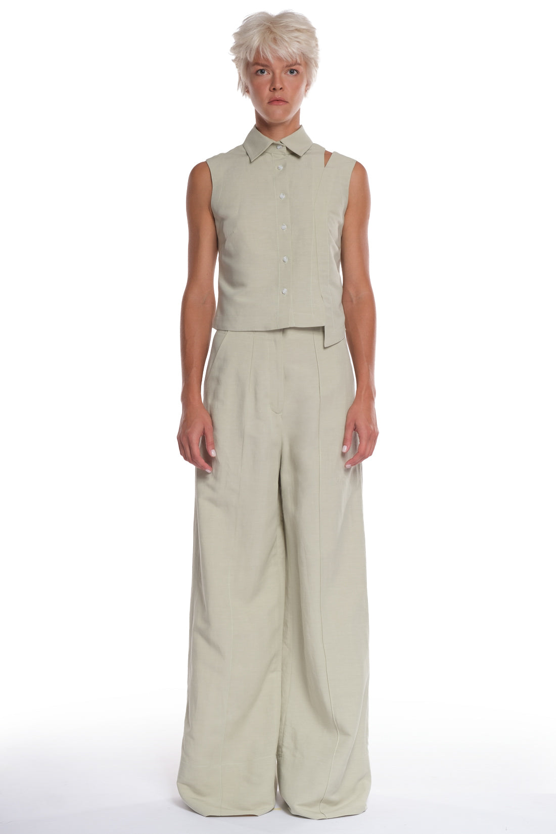 LONG HIGH-WAISTED PANTS WITH CUTTINGS AND POCKETS ON THE BACK.