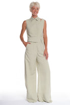LONG HIGH-WAISTED PANTS WITH CUTTINGS AND POCKETS ON THE BACK.