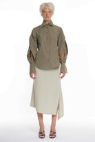 RAIN PROOF SHIRT WITH OPEN SLEEVES, CUTTING AND BUTTONING ON EACH OF THEM, OPEN COLLAR, OVERLAPPING IN FRONT