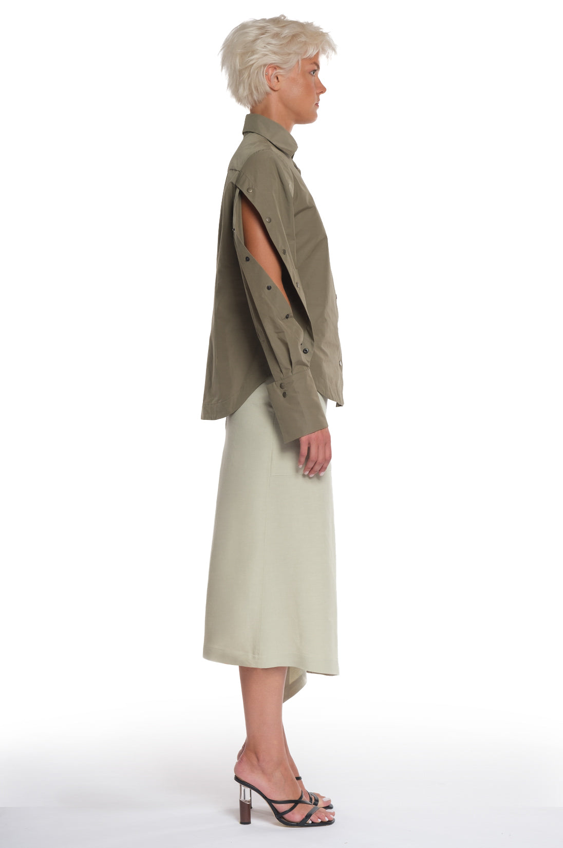 RAIN PROOF SHIRT WITH OPEN SLEEVES, CUTTING AND BUTTONING ON EACH OF THEM, OPEN COLLAR, OVERLAPPING IN FRONT