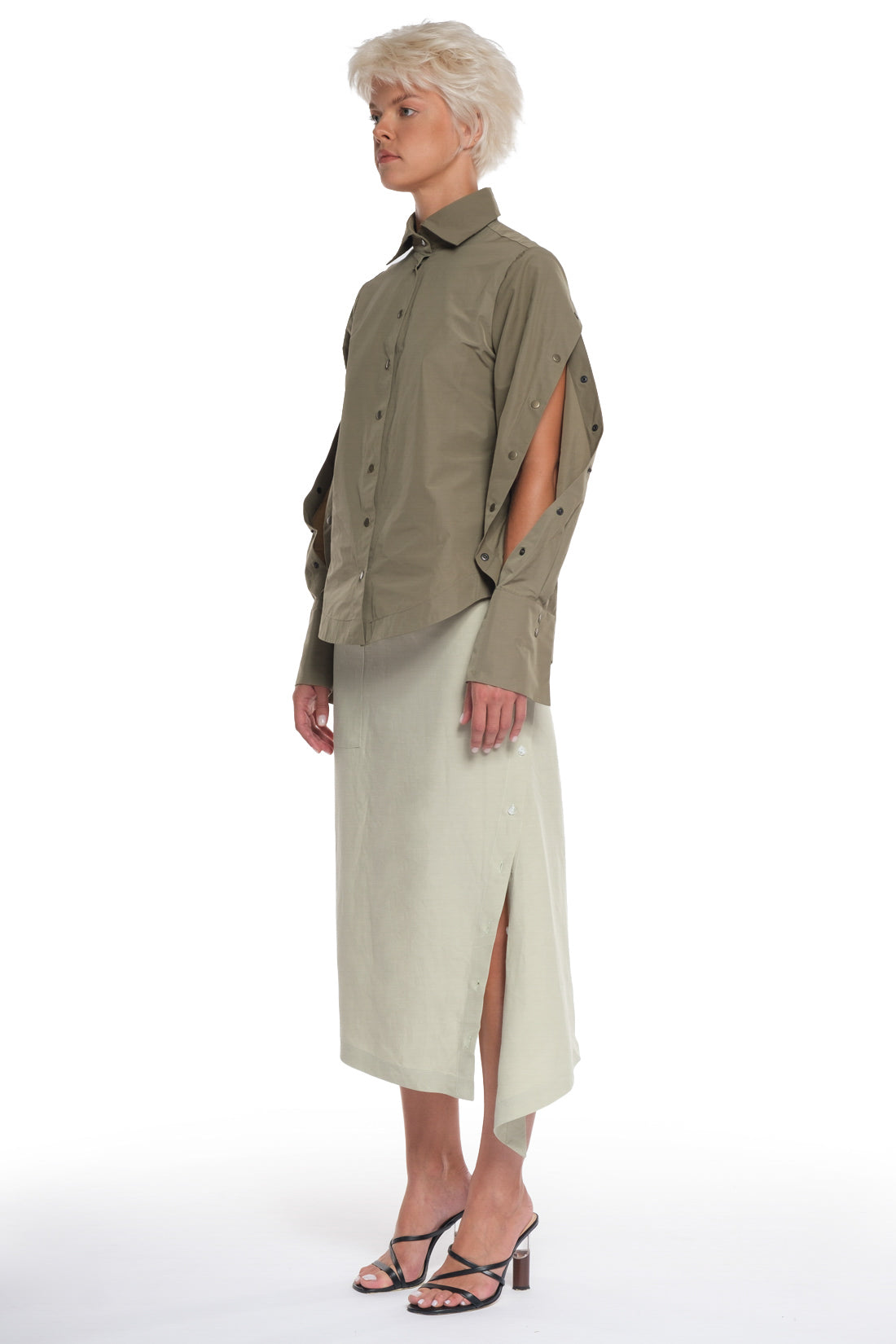 RAIN PROOF SHIRT WITH OPEN SLEEVES, CUTTING AND BUTTONING ON EACH OF THEM, OPEN COLLAR, OVERLAPPING IN FRONT