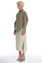 RAIN PROOF SHIRT WITH OPEN SLEEVES, CUTTING AND BUTTONING ON EACH OF THEM, OPEN COLLAR, OVERLAPPING IN FRONT