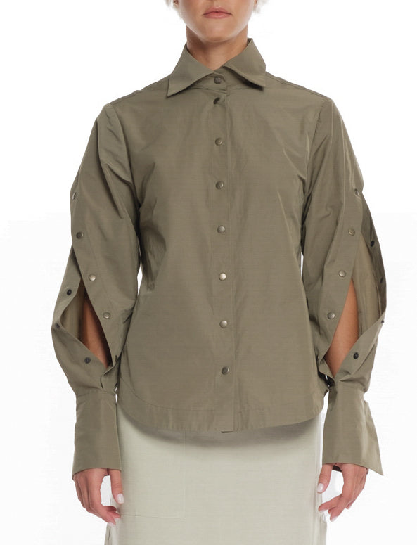 RAIN PROOF SHIRT WITH OPEN SLEEVES, CUTTING AND BUTTONING ON EACH OF THEM, OPEN COLLAR, OVERLAPPING IN FRONT