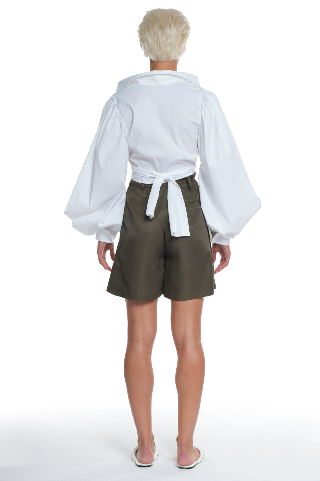 HIGH-WAISTED SHORTS WITH THIN BELT AND DETAILS, ONE POCKET ON THE BACK