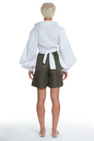 HIGH-WAISTED SHORTS WITH THIN BELT AND DETAILS, ONE POCKET ON THE BACK