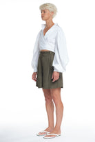 HIGH-WAISTED SHORTS WITH THIN BELT AND DETAILS, ONE POCKET ON THE BACK