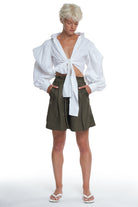 HIGH-WAISTED SHORTS WITH THIN BELT AND DETAILS, ONE POCKET ON THE BACK