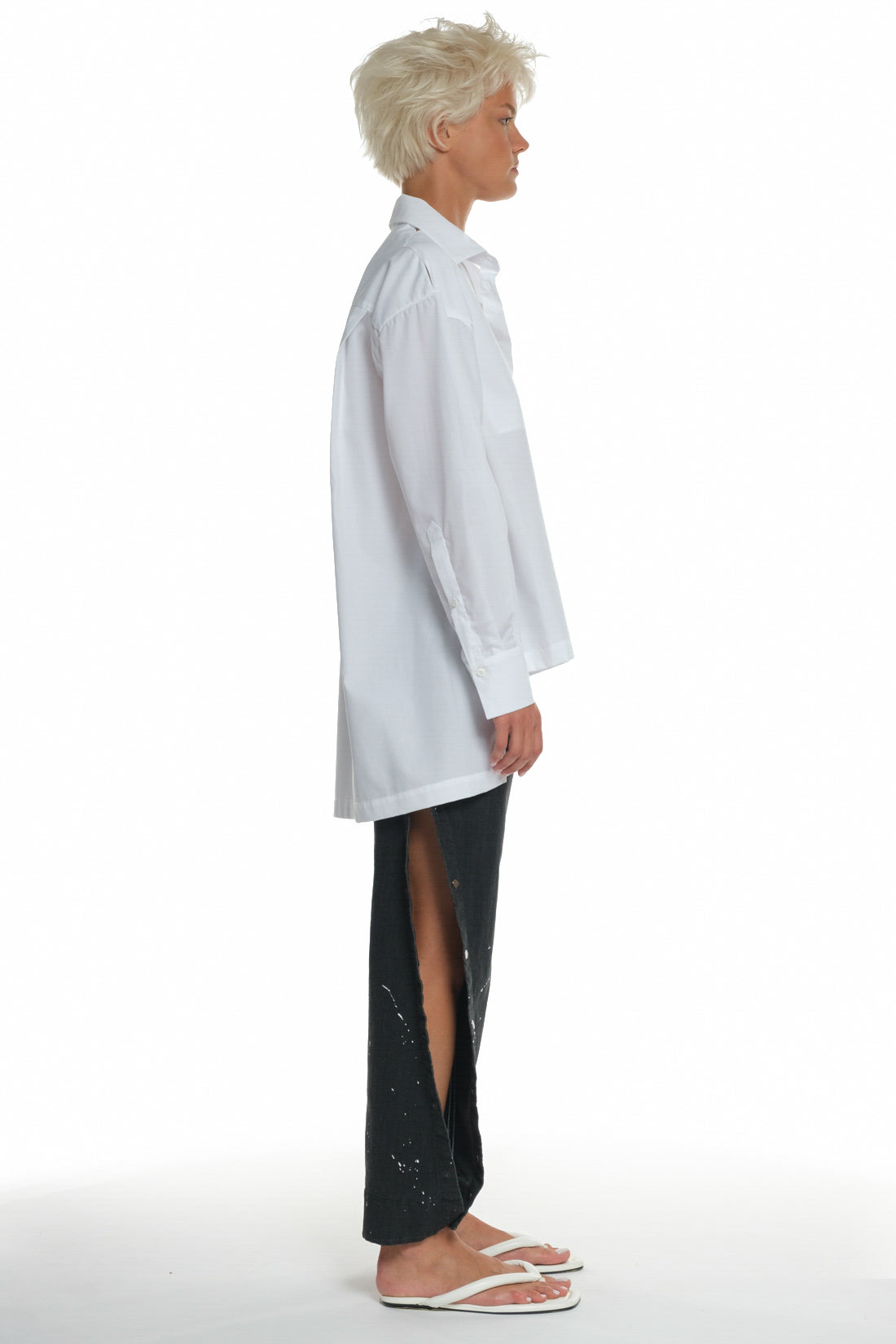 LONG SLEEVE COTTON SHIRT WITH TWO DIFFERENT TYPES OF COLLAR, CUTTINGS IN FRONT AND ON THE SHOULDERS, LONGER ON THE BACK