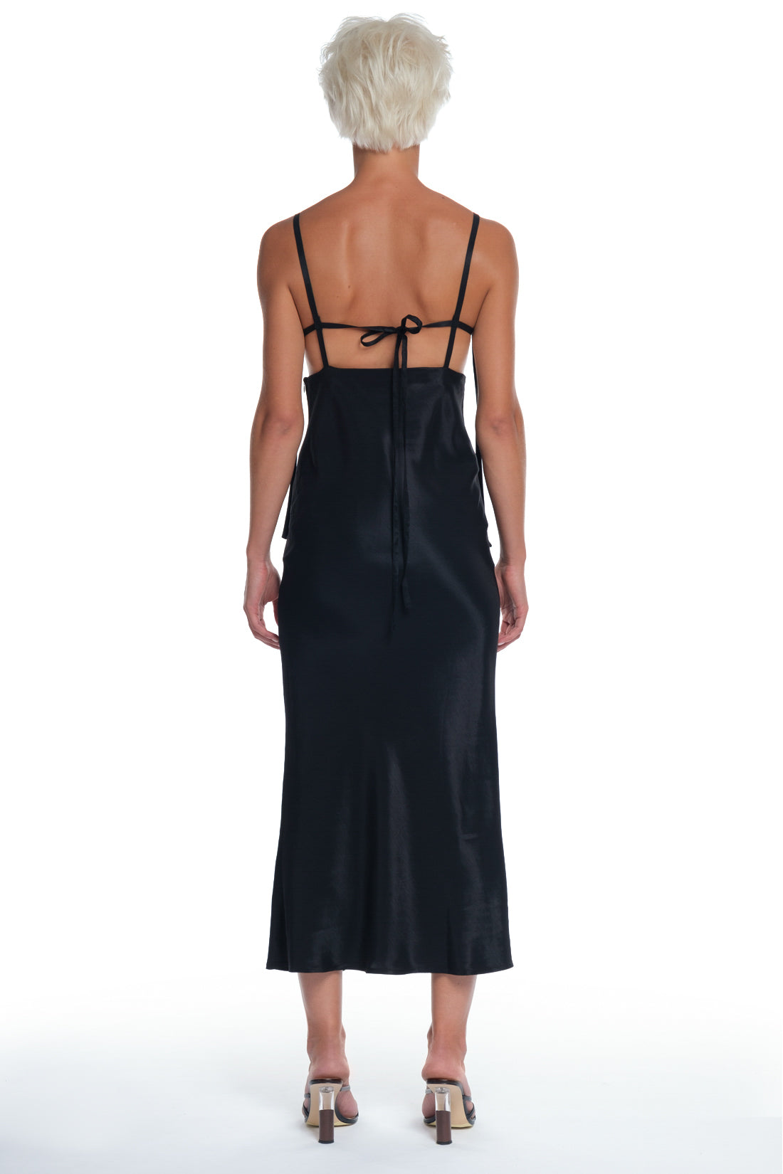 LONG ELEGANT DRESS WITH V NECK AND OPEN BACK.