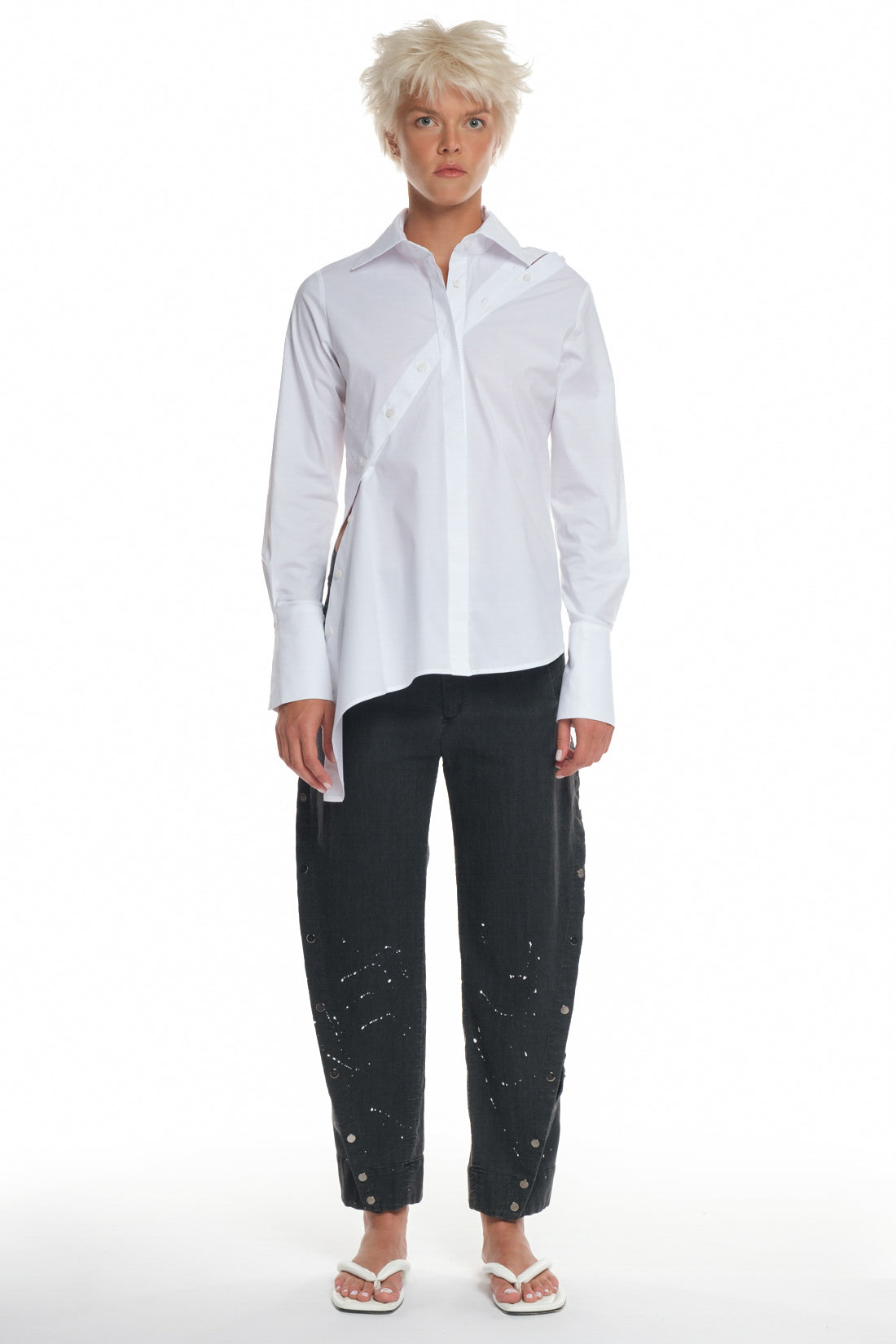 POPLIN COTTON SHIRT WITH DIAGONAL CUTTING AND BUTTONING, OPEN SHOULDER, LONG SLEEVES, ASYMMETRICAL ON THE SIDE OF THE BUTTONING.