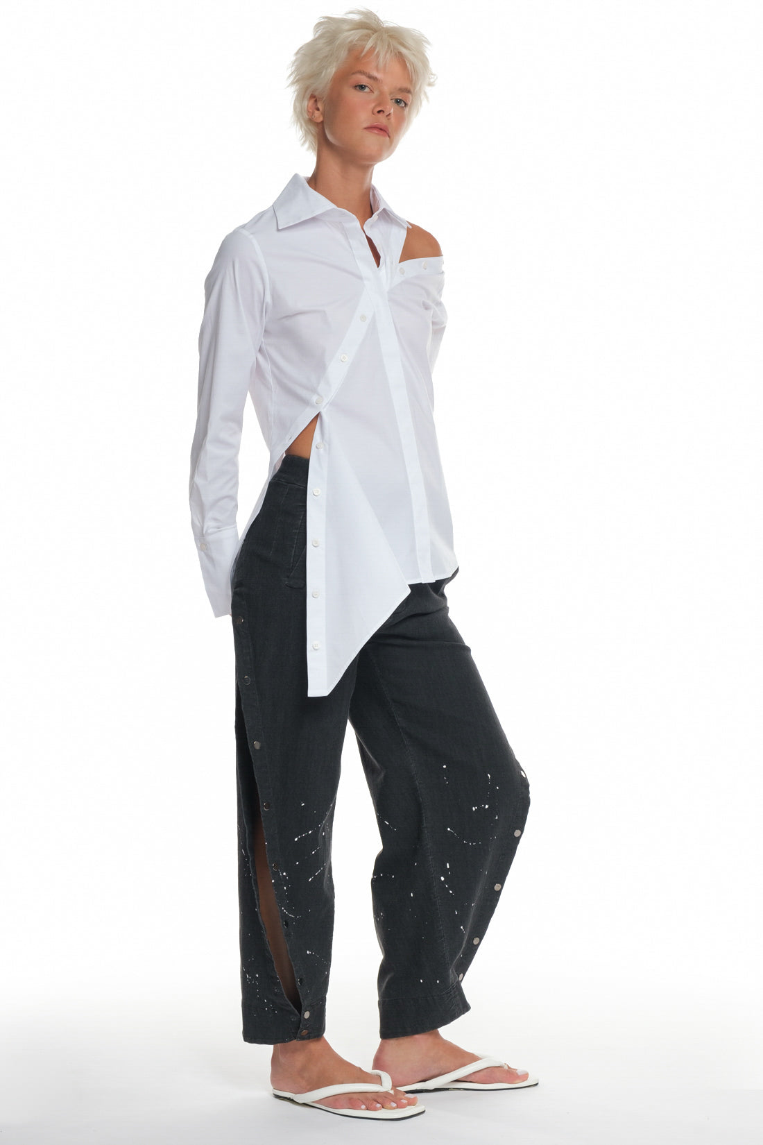 POPLIN COTTON SHIRT WITH DIAGONAL CUTTING AND BUTTONING, OPEN SHOULDER, LONG SLEEVES, ASYMMETRICAL ON THE SIDE OF THE BUTTONING.
