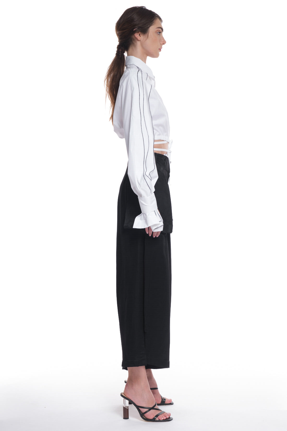 LONG SLEEVE SHIRT WITH RUFFLES ON THE SIDES OF THE SLEEVES, HIGH COLLAR. IT IS TIED AT THE WAIST.