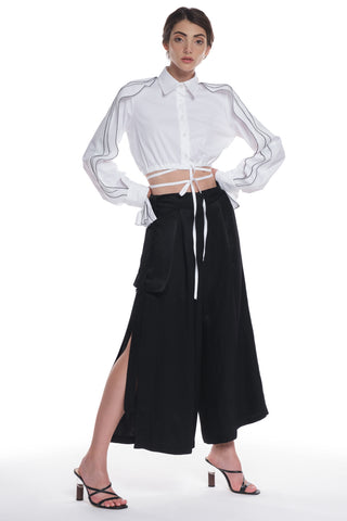 LONG SLEEVE SHIRT WITH RUFFLES ON THE SIDES OF THE SLEEVES, HIGH COLLAR. IT IS TIED AT THE WAIST.