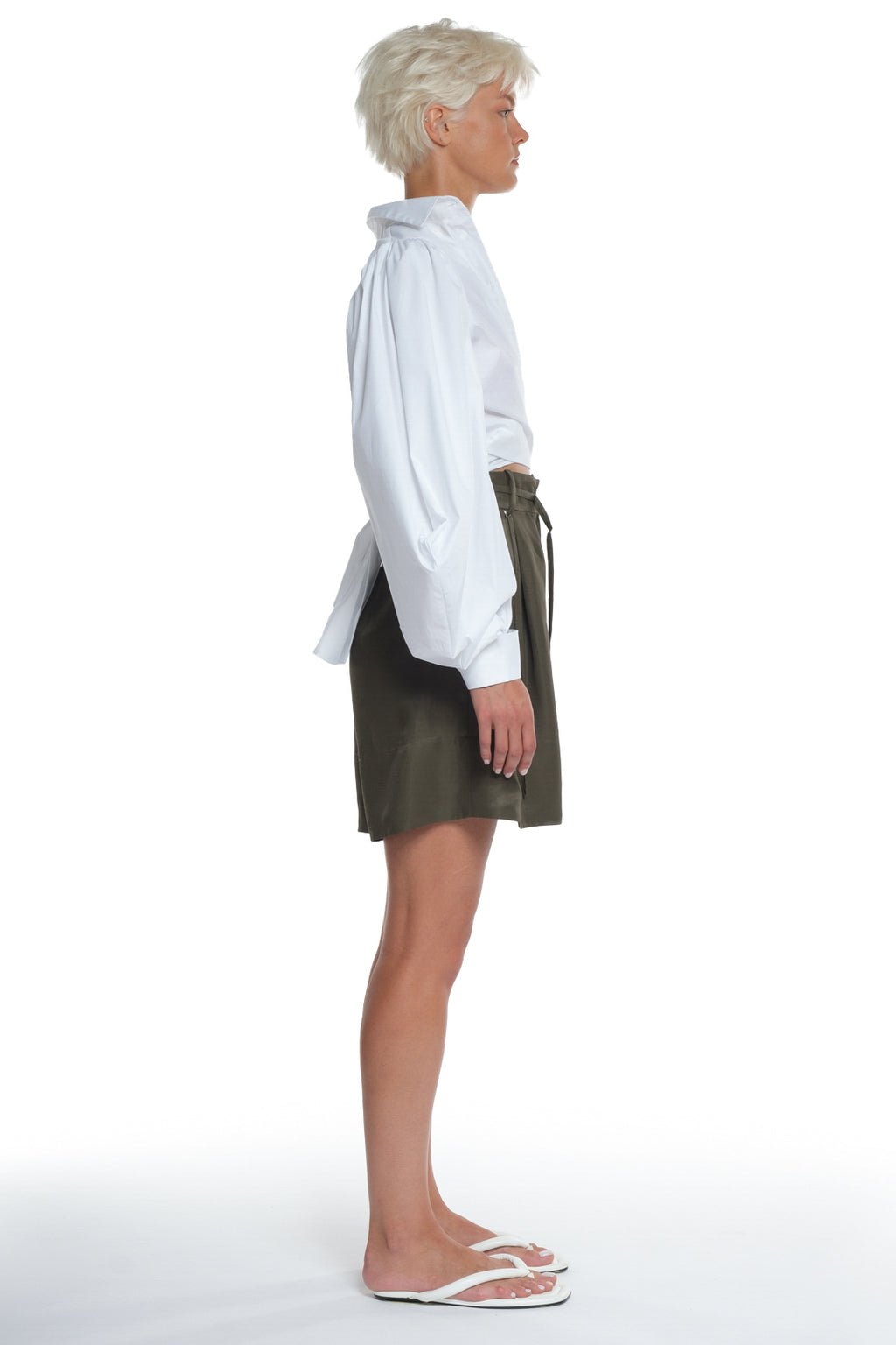 HIGH-WAISTED SHORTS WITH THIN BELT AND DETAILS, ONE POCKET ON THE BACK