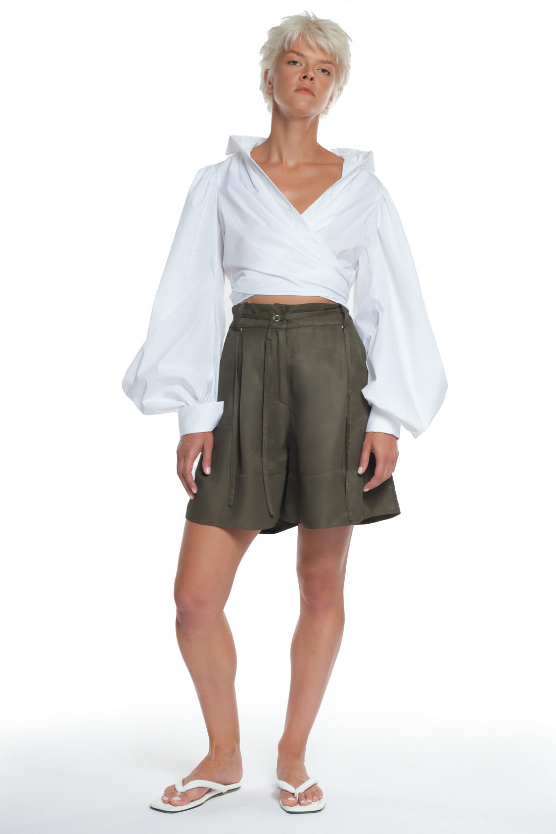 HIGH-WAISTED SHORTS WITH THIN BELT AND DETAILS, ONE POCKET ON THE BACK