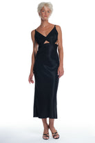 LONG ELEGANT DRESS WITH V NECK AND OPEN BACK.